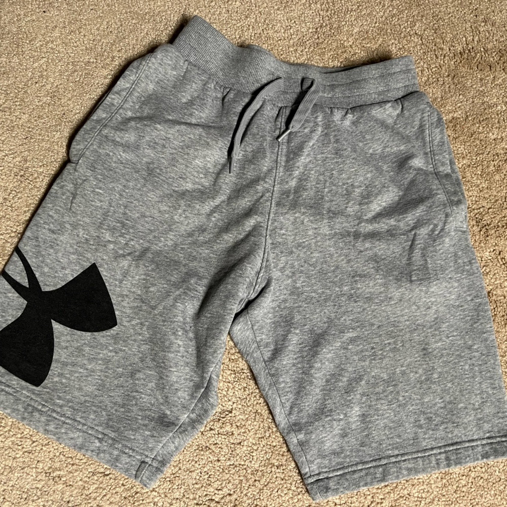 Grey UNDER ARMOUR men’s sweat shorts size small